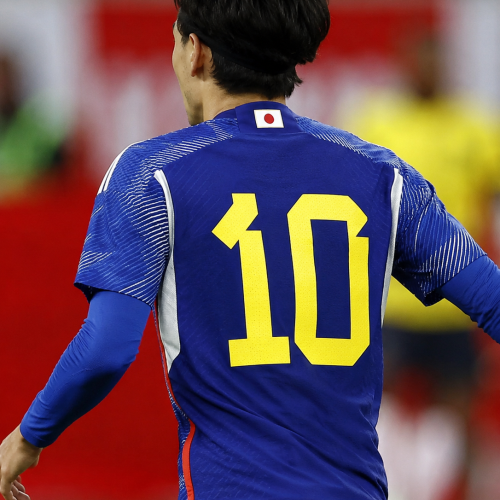Jogador da seleção japonesa de costas usando a camisa azul número 10 do Japão